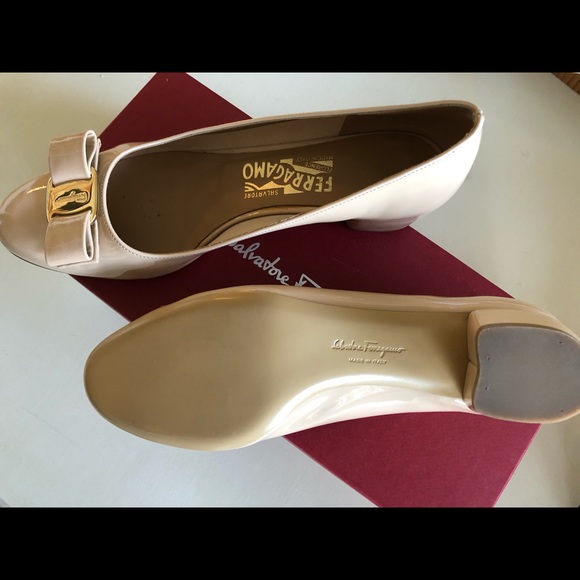NIB Ferragamo Vara low heel, New Bisque, sz. 7. - Picture 3 of 6